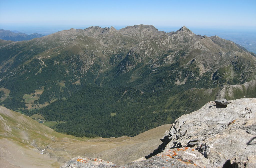 A sinistra gli impianti di Prali al centro la valle dei 13 laghi by Giovanni Malinverni