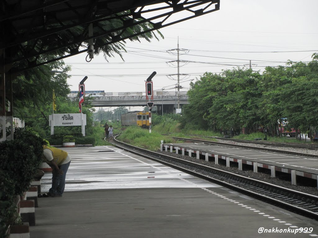 สถานีรถไฟรังสิต,ถนนรังสิต-ปทุมธานี,ตำบลหลักหก,อำเภอเมืองปทุมธานี,จังหวัดปทุมธานี,ประเทศไทย,Station Rangsit, Rangsit - Pathumthani, main six Tambon, Muang Pathum Thani, Pathum Thani, Thailand. by Nakhon224 Panoramio