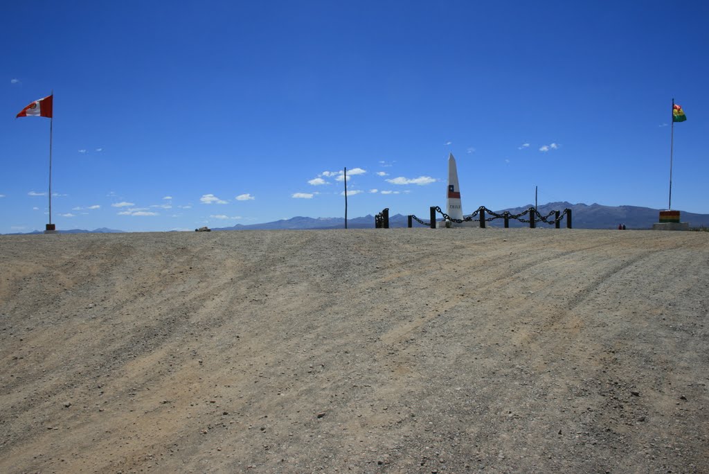 El hito tripartito, visto desde el lado chileno. by Octavio Aldea