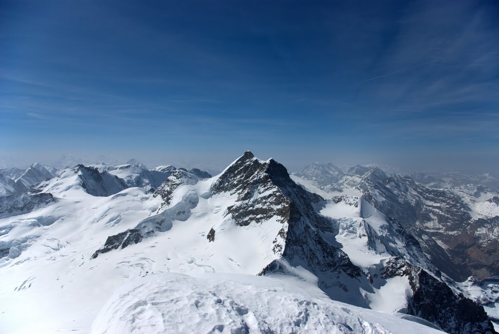 Autre vue depuis le sommet du Mönch. by Hubert P