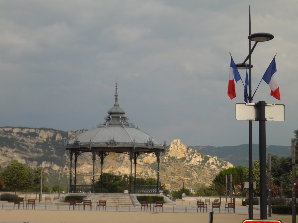 Le kiosque des amoureux de Peynet a Valence! by cyclocarte