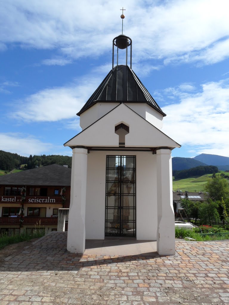 Kleine Kapelle in Kastelruth by Uwe Klimpke