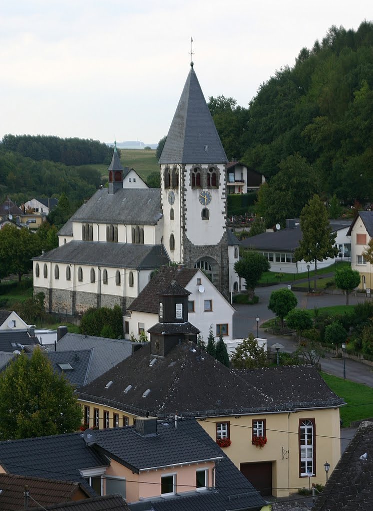 Kath. Pfarrkirche "St. Josef" in Niederelbert mit der "Aahl Kirch", jetzt Rathaus by Dieter Wick