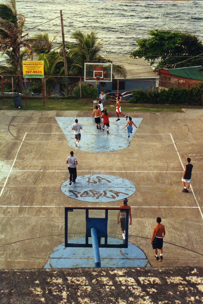 La Perla basketball court by kikonyc