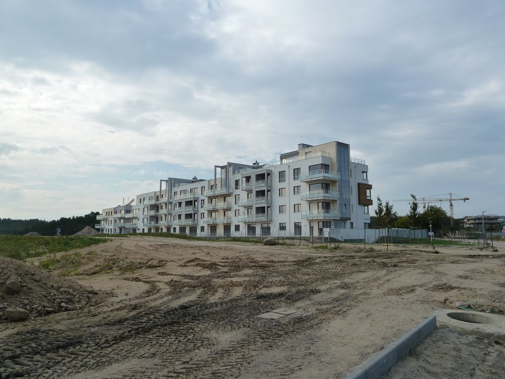 Nowy blok na gdyńskich Karwinach. /Widok z SE, 21.08.2011/ by PW75