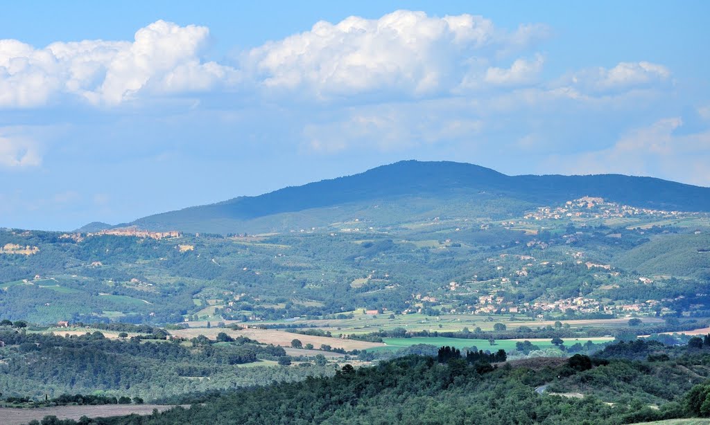 Il Montarale, o Monte Arale, (853 m.), con, a sinistra il paese di Monteleone d'Orvieto (TR), a destra in alto Montegabbione (TR) e in basso Santa Maria, frazione del Comune di Monteleone d'Orvieto. (09-08-2011) by Renato Pantini