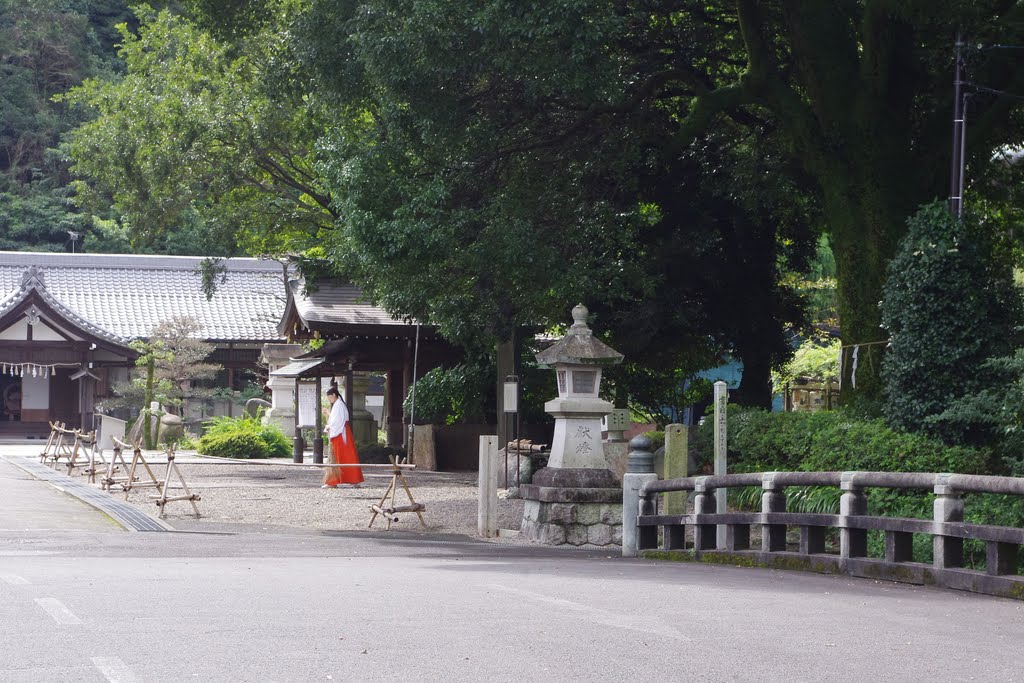 護国神社　朝の掃除 by matsugae kiyoaki