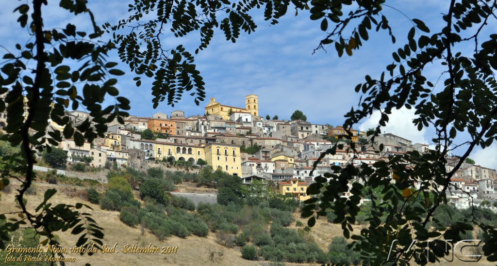 Scorcio suggestivo di Grumento Nova dalla piana a Sud. by Nicola Montesano