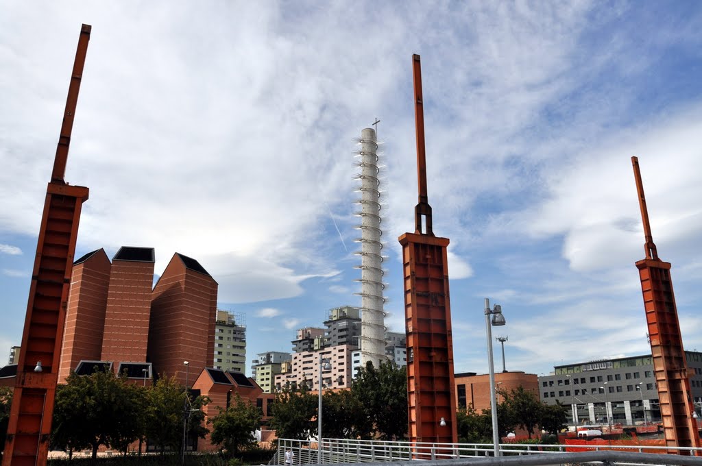 Pilastri della fonderia, sullo sfondo chiesa e campanile parrocchia del Santo Volto - Parco Dora - Torino by ValLus