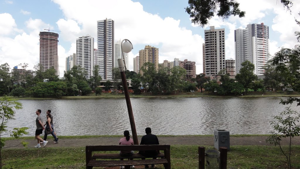 Pista de caminhada no Lago Igapó, no fundo Palhano - Londrina - Paraná - Brasil by Paulo Yuji Takarada