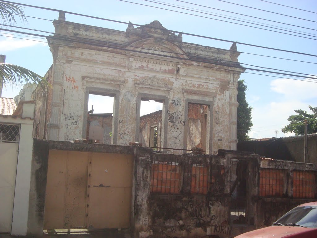 Imponente fachada de casarão do século XIX, em ruínas by RaulFelix