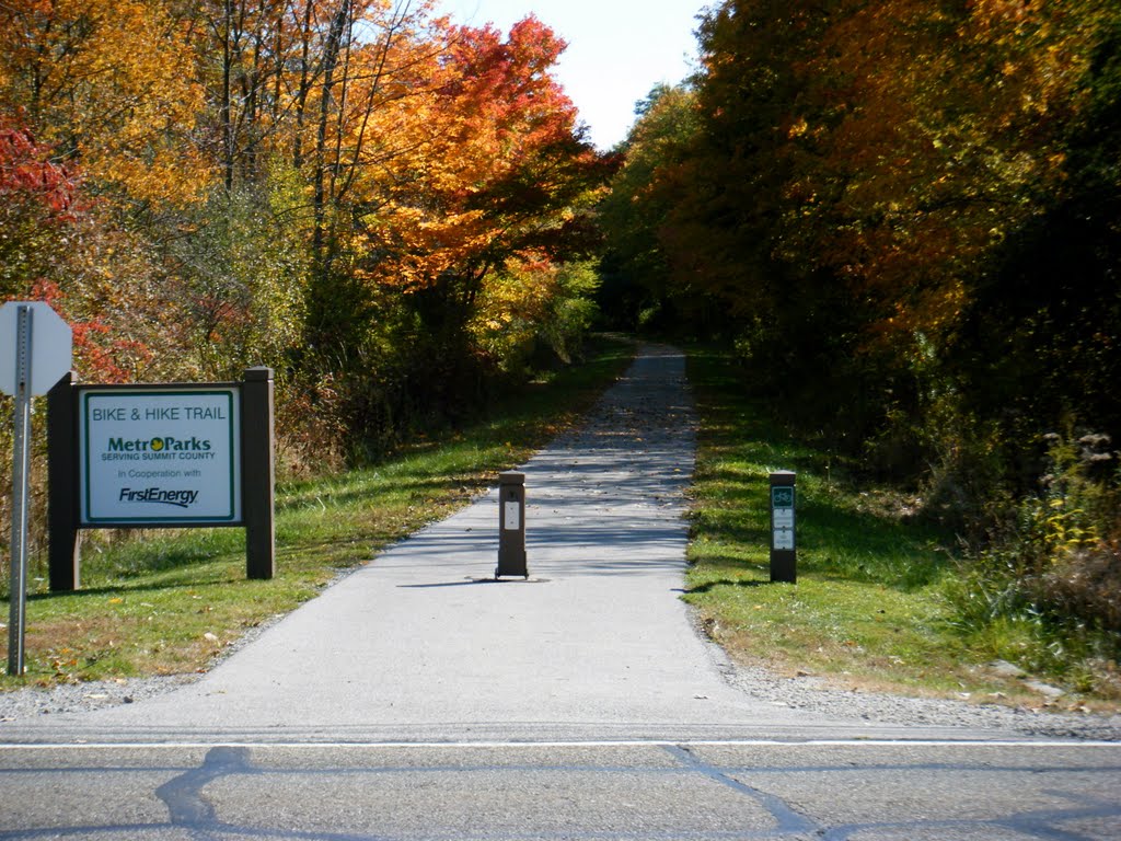 Bike and Hike trail across Hudson Drive by nwh6080