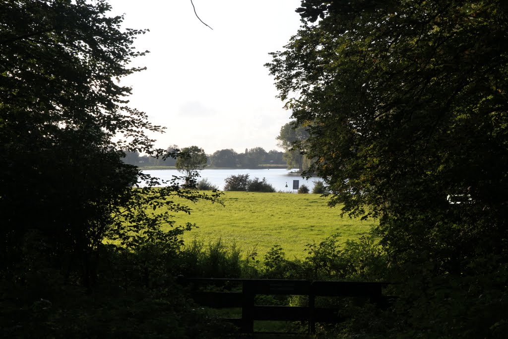 Doorkijk richting Wijk em Aalburg vanaf het eiland van Nederhemert by Johannes van Hemert