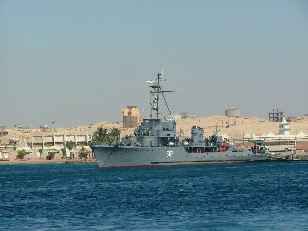 Barco militar en Hurghada by Juan Manuel Díaz