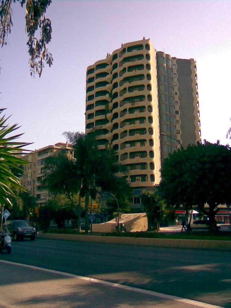 Avenida de Andalucia by A. Trigo