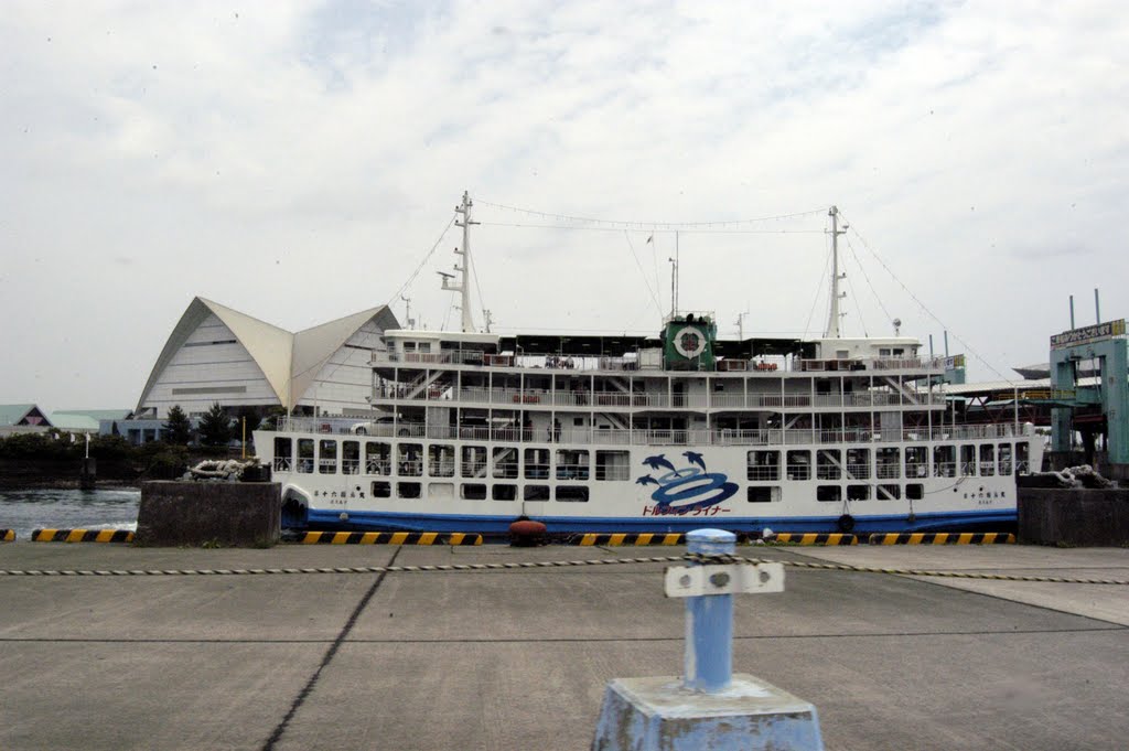 Bientôt l'embarquement vers Kagoshima Bay by gabolde