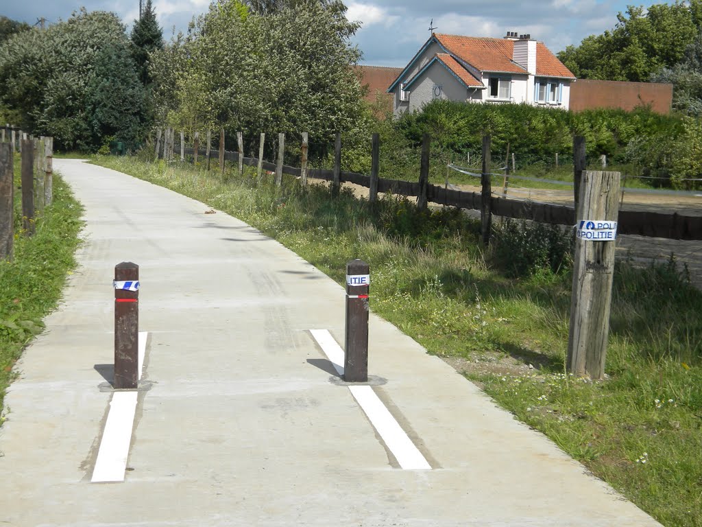 Nouvelle promenade en beton ! Wezembeek, près de l'ancien Hippodrome de Sterrebeek by al1mg