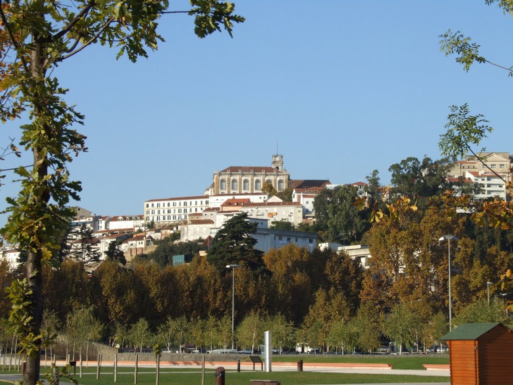 Vista da Universidade de Coimbra, no parque verde. by Carlos Pratas