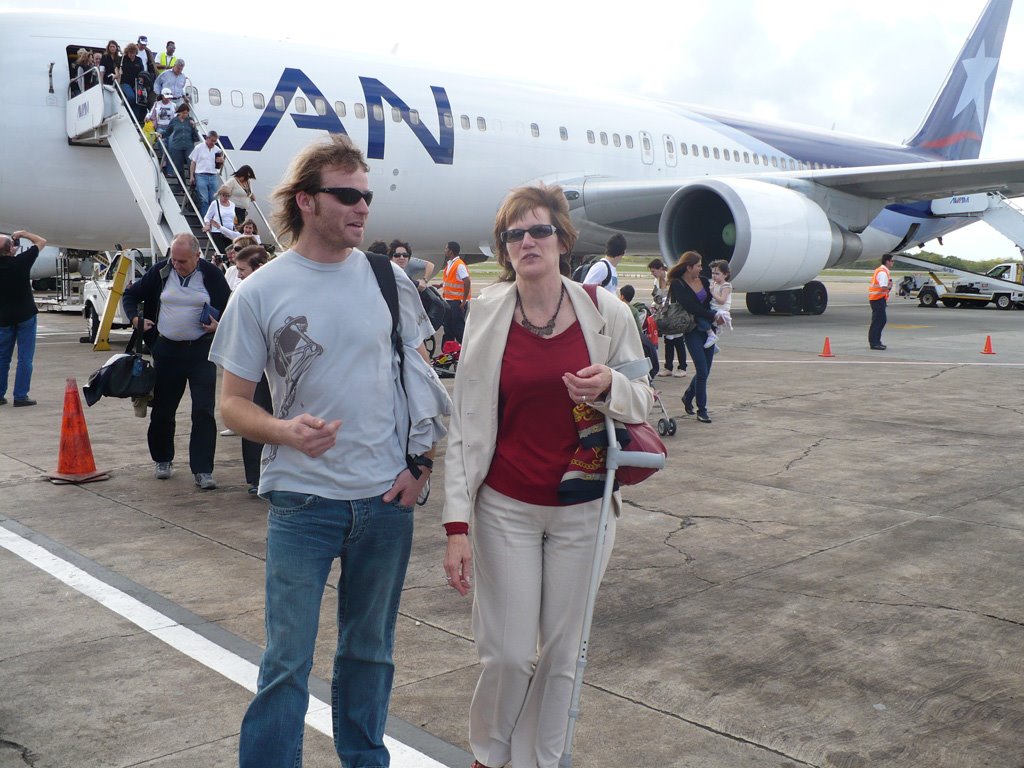 Ricky y Má en aeropuerto Punta Cana by Guillermo Rolandi