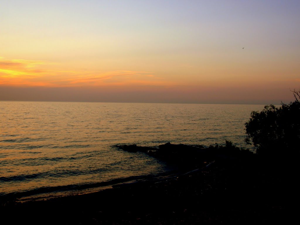 Lake Erie evening on Summer Soltice 2007 by nwh6080