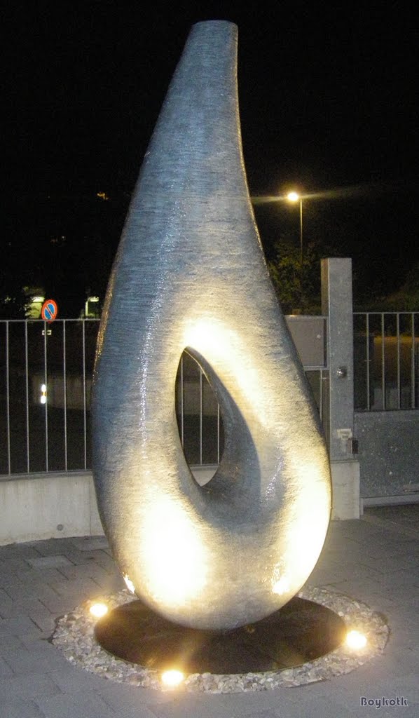 SUI - Thun - a remarkable "wet" statue along the Aar's promenade (Othmar-Schöckweg Str.) by boykotk