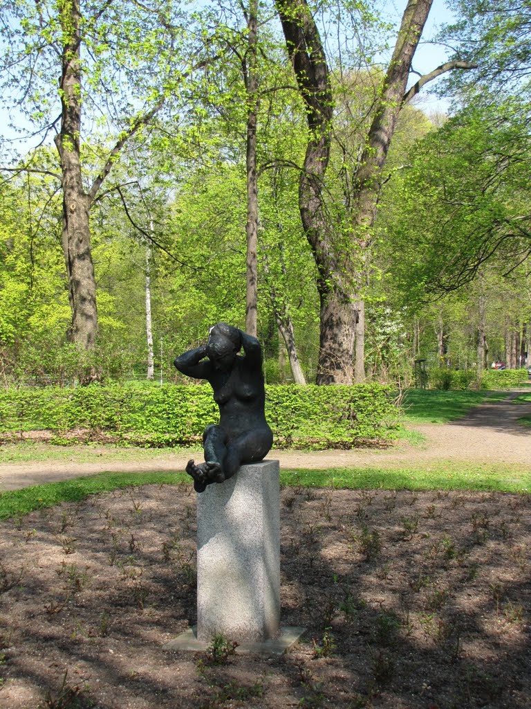 Chemnitz - Skulptur "Sitzende" von Wilfried Fitzenreiter, 1974 aufgestellt und seit 1999 an jetzigem Standort by Rudolf Henkel