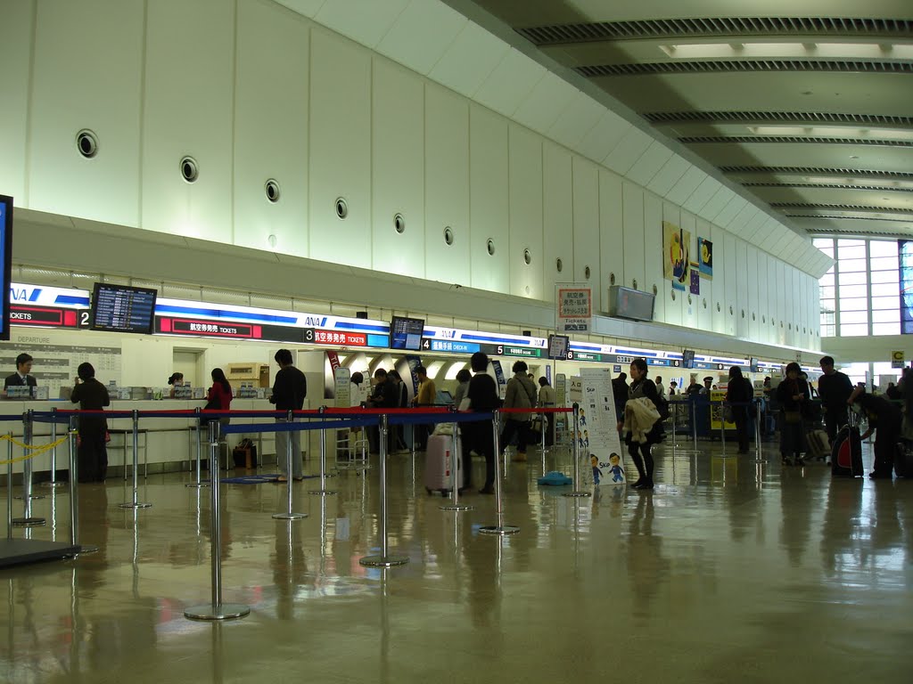 那覇国際空港のANA切符カウンター。 ANA ticket counter at Naha International Airport. by geogeek