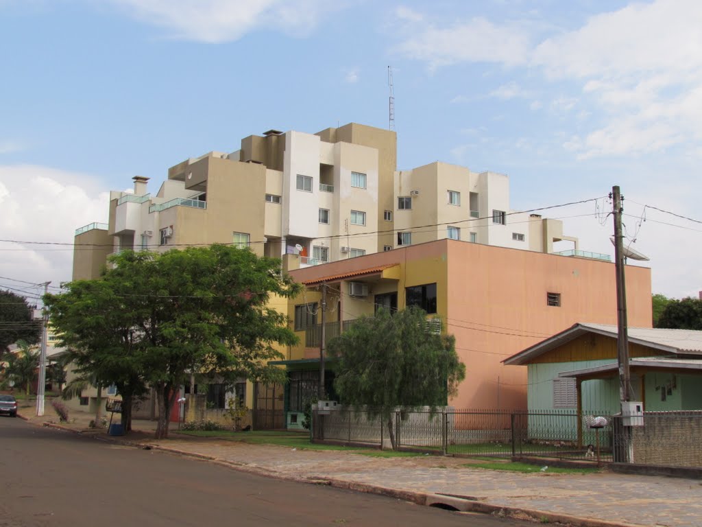 Prédios residenciais em São Miguel do Iguaçu, PR. by Ricardo Mercadante