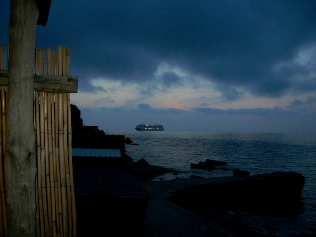 In golfo di Napoli Sailing out after a visit to Napels passing Vico Equense by Feitse Boerwinkel