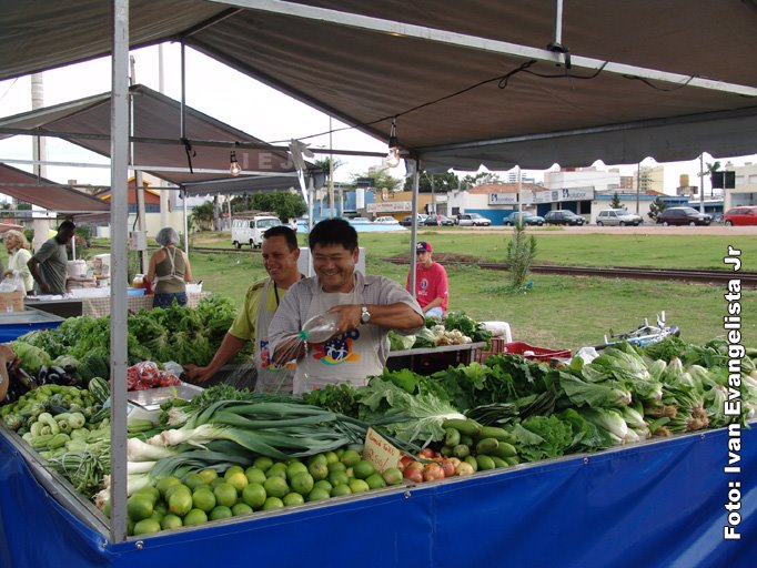 Banca de verduras na "Feira Por do Sol" by Ivan evangelista Jr