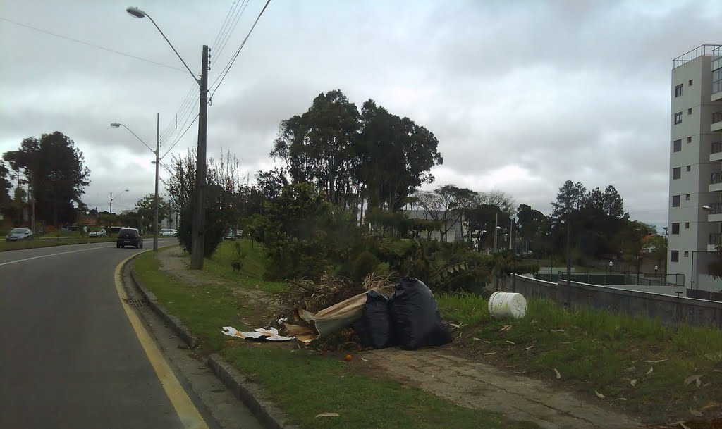 Calçada estreita e totalmente obstruída pelo lixo by curitiba.seculo21