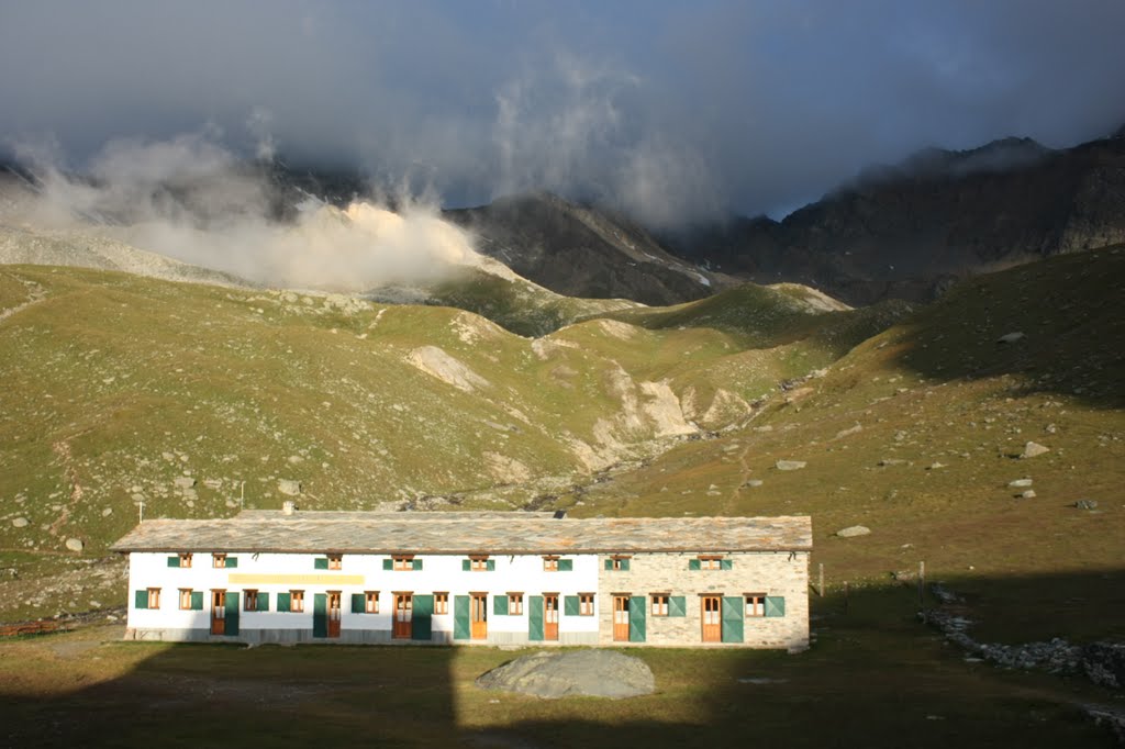 Rif. Vittorio Sella all'alba by daniele.patrignani