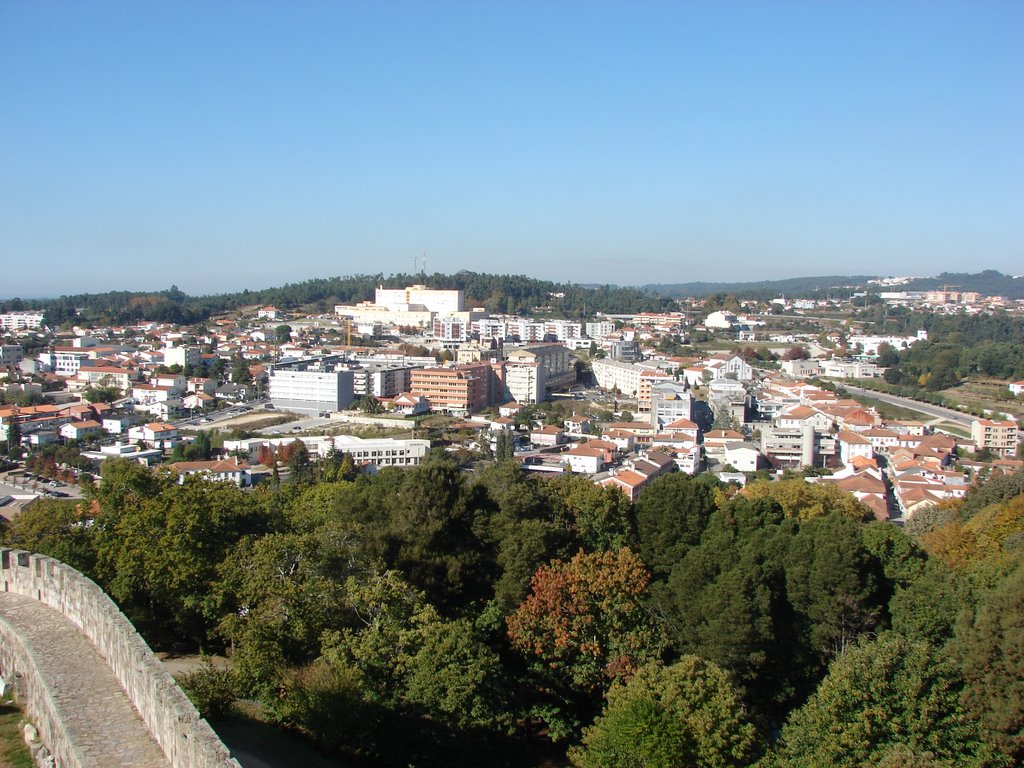 Visão da cidade de Santa Maria da Feira em cima do Castelo by Andre Luis Acosta