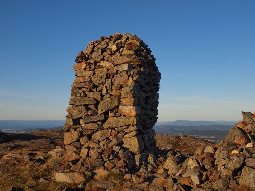 Summit cairn Vassfjellet by shieldc