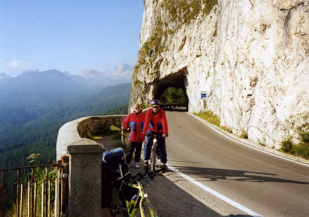 Passo Falzarega richtung Cortina d´Ampezzo by jiří hulík