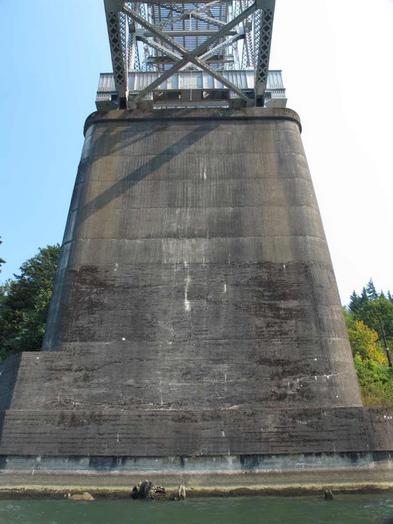 South bridge tower: it's easy to see the additional 44 feet that were added to the bridge's height in 1940 by "Histories & Mysteries of the Columb