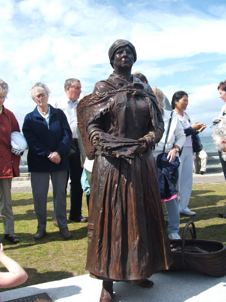 Statue to comemorate the fishwives of Nairn by ricky cameron