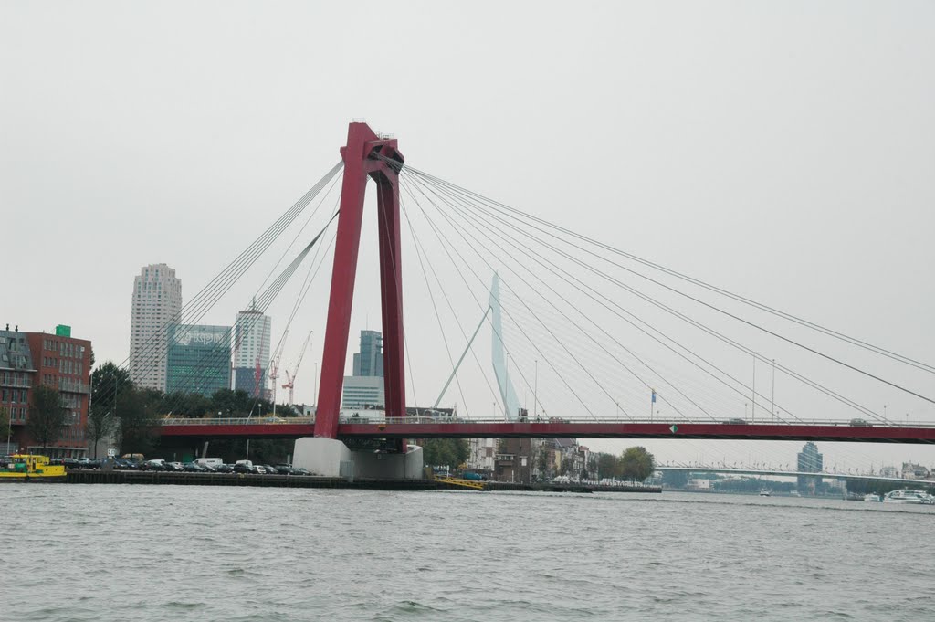 Willemsbrug, links stukje Kop van Zuid, Noordereiland en Erasmusbrug by René Speur