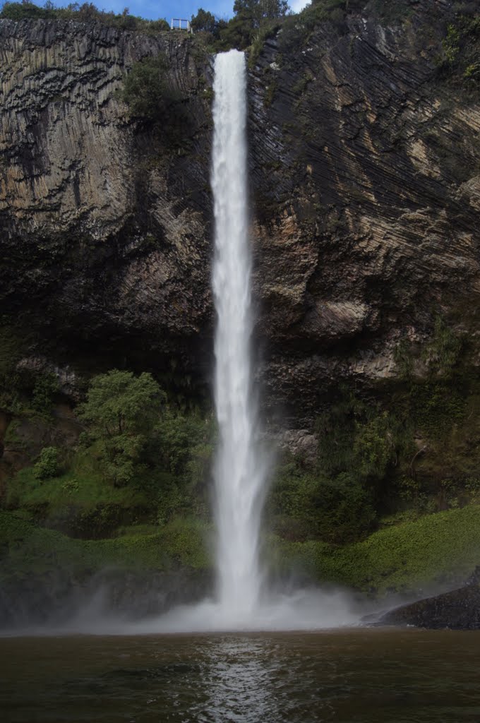 Bridal Veil Falls Scenic Reserve, lower viewing platform... by StuartCannan