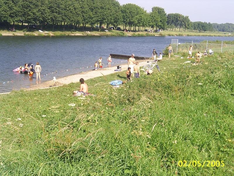 Strandje bij kanaal by Nesce