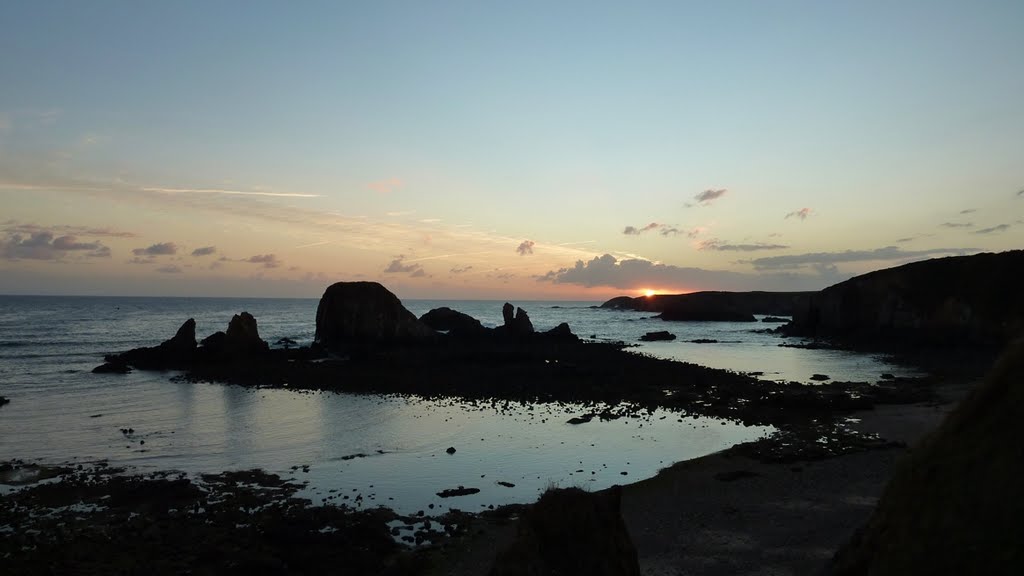 Amanecer en Tapia de Casariegos / Dawn at Tapia de Casariego by patrique3000