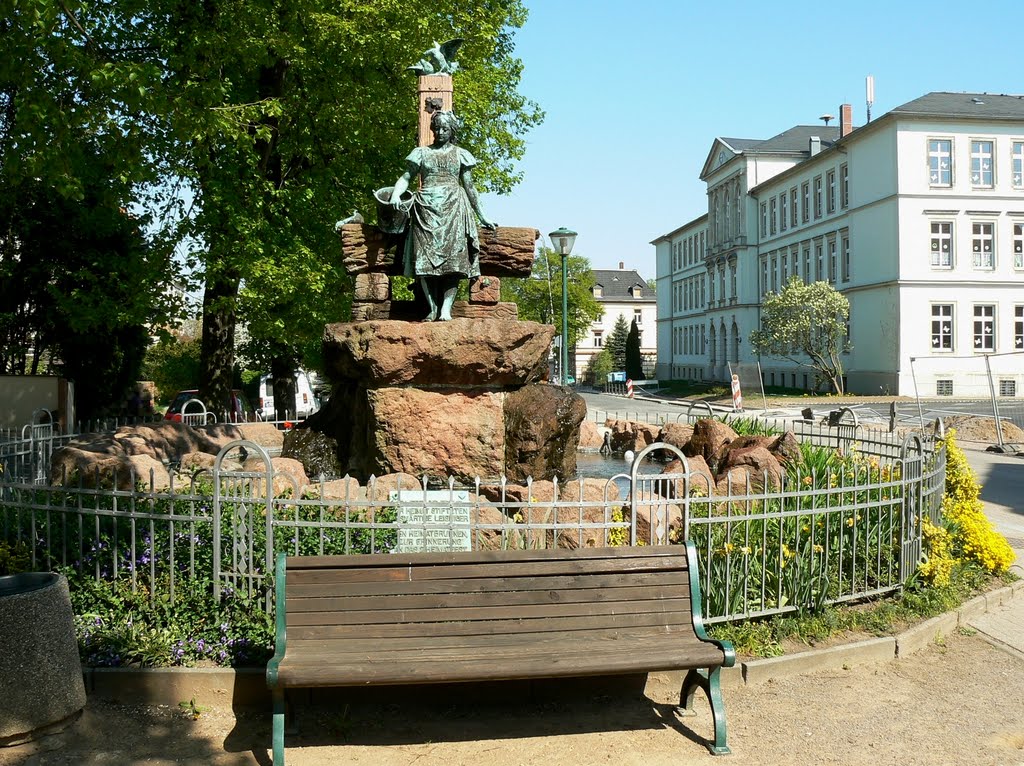 Leisnig - Der Heimatbrunnen "Wassermarie" und die Grundschule by Thomas Eichler