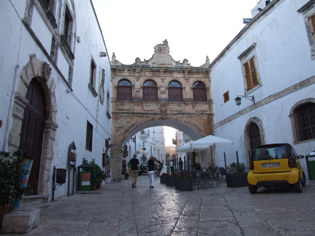 Ostuni: Arco 1 by antonio iacullo