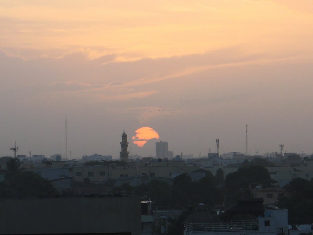 SALIDA DEL SOL EN UN DIA DE OTOÑO, SOBRE SANTO DOMINGO. by Carlos M. Pascual