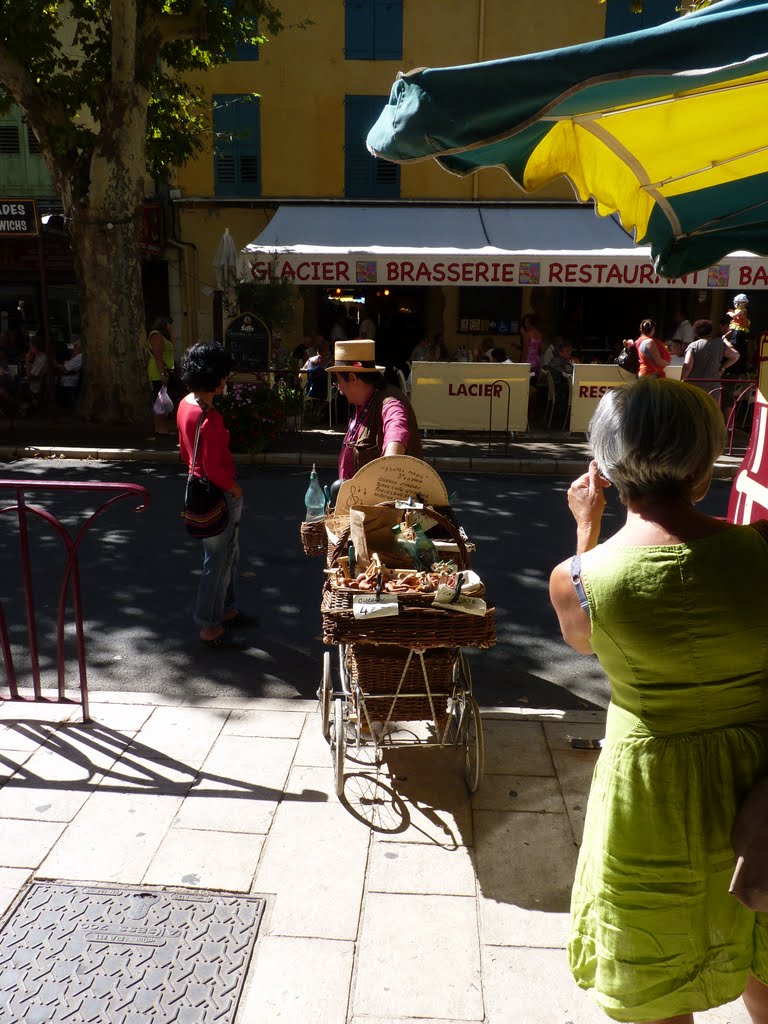 Vendeur ambulant sur le marché de Riez,04. by laurentSnogoogleviews!