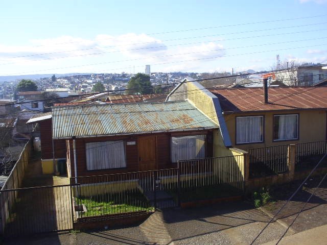 Temuco: Calle Pisagua (frente al 01870) by Juan Patricio Gonzalez