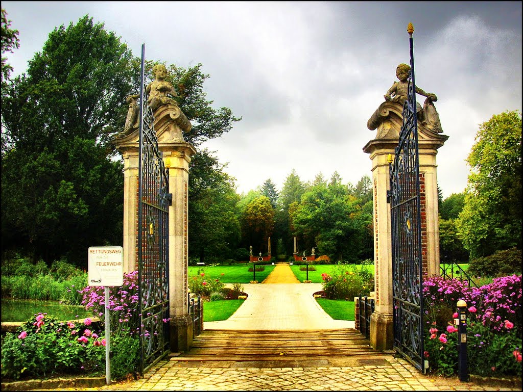 H©) September 2011 / Schloss Lembeck - Westseite - Weg zum Park by Hannes Th.