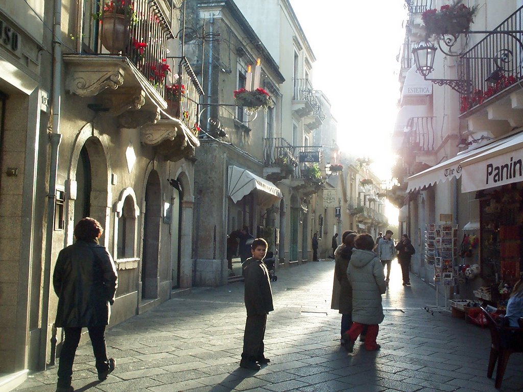 Walking in Taormina by giomodica