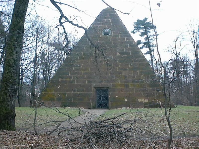 Pyramide von Machern/Sachsen by uwejens