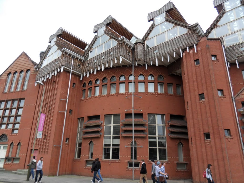 TheQueens building at De Montfort University Leicester by Bobsky.